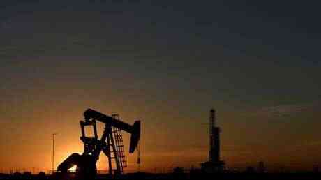 النفط يقفز إلى أعلى مستوياته في عدة سنوات والسعودية ترفع أسعار بيع نفطها الرسمية لآسيا