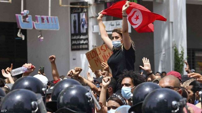 أحداث تونس .. الشعب يحتفل وإخوان اليمن غاضبون والنشطاء يسخرون