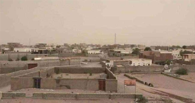 بصواريخ طويلة .. الحوثي يقصف أحياء سكنية بالحديدة 