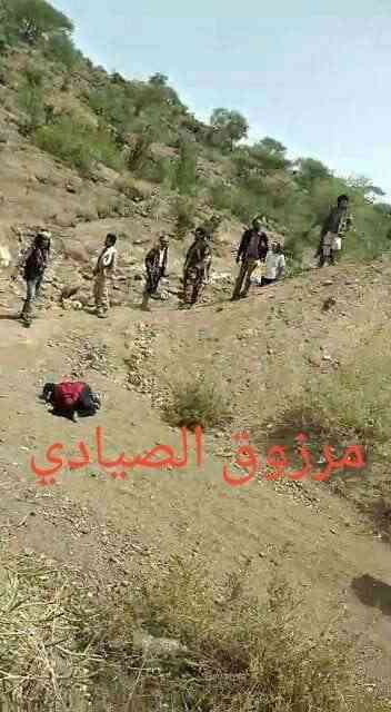 شاهد لحظة اعتداء مسلحو الحوثي على نساء بالضرب المبرح.. عيب أسود