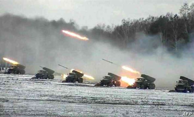 القوات الأوكرانية تقصف قاعدة روسية بعشرات الصواريخ