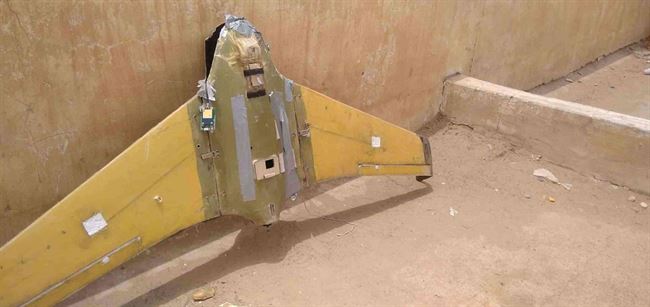 الفرقة الخامسة عمالقة تسقط طائرة هجومية حوثية في سماء مديرية عين وتنشر صور لها