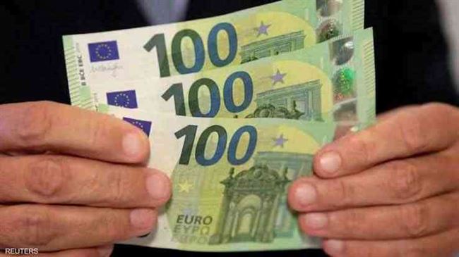اليورو ينخفض إلى ما دون الدولار لأول مرة منذ 20 عاما