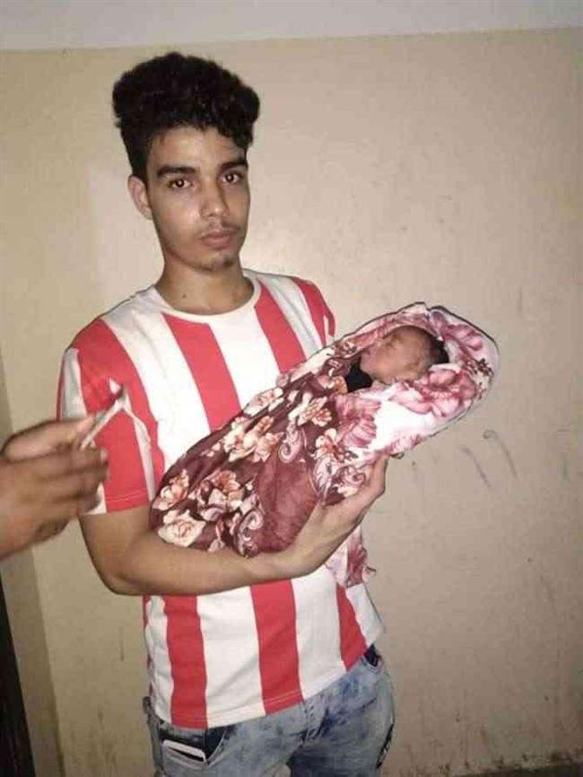 فيديو وصور.. طفل "مولود" بين النفايات وشباب ينقذون حياته في عدن وآخر لم ينجو من الموت