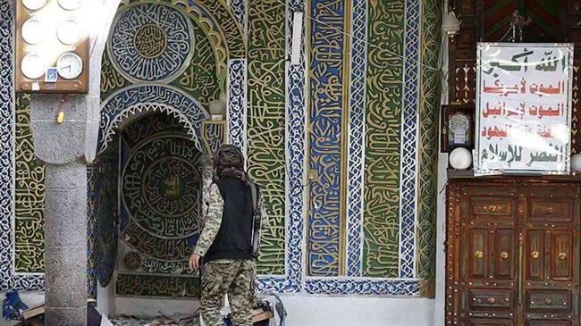 مشرف حوثي "متعاطي" يعتدي على مؤذن "أعمى" وآخرين يقتحمون مساجد السنة في صنعاء