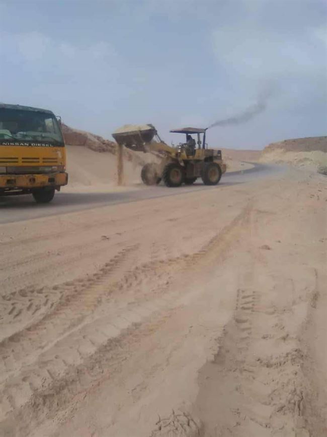بدء أعمال إزاحة الرمال من طريق دولي بالمهرة