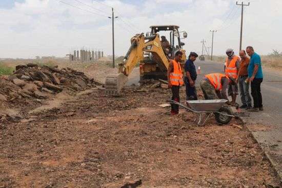 انطلاق أعمال صيانة طرق متضررة في محافظة أبين