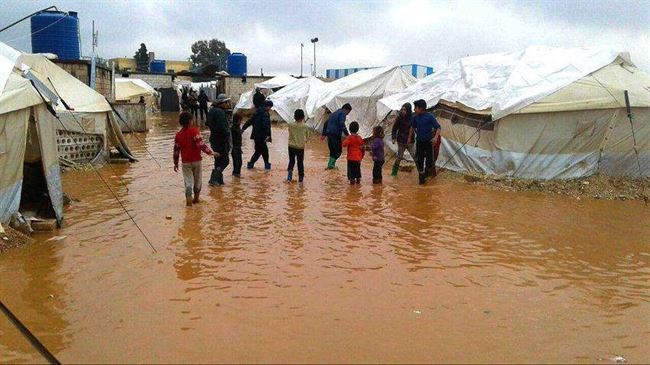 النازحون يطلقون نداء استغاثة بعد تضررهم من الأمطار