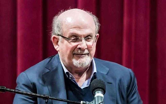 تفاصيل جديدة عن طعن سلمان رشدي.. شرطيان لم يحبطا الهجوم
