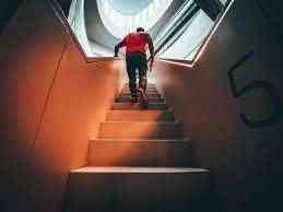 فائدة مذهلة لصعود الدرج بدلًا من استخدام المصعد!