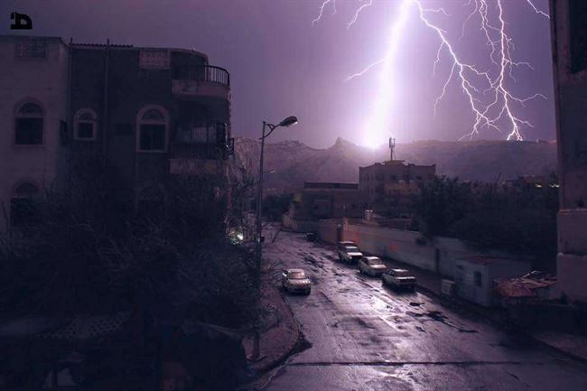 أحرقته.. صاعقة رعدية تضرب منزل وتخترق نافذته أثناء جلوس طفل قربها