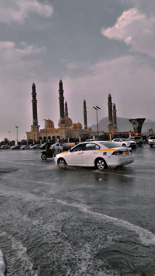 قيادات حوثية تسطو على شارع عام وسط صنعاء وتحوله لإقامة مشروع تجاري
