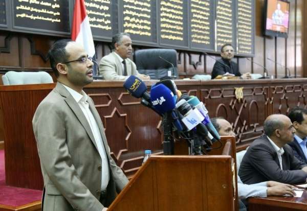 الحوثي يهدد رئيس وأعضاء مجلس صنعاء بالتصفية ورفع حصانتهم بحال استمروا بمطالبته بالرواتب