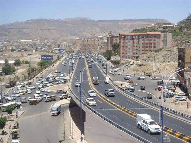 حادث غريب وسط اشهر شوارع صنعاء.. نيران تشتعل بسرعة البرق بصالون يحمل عائلة