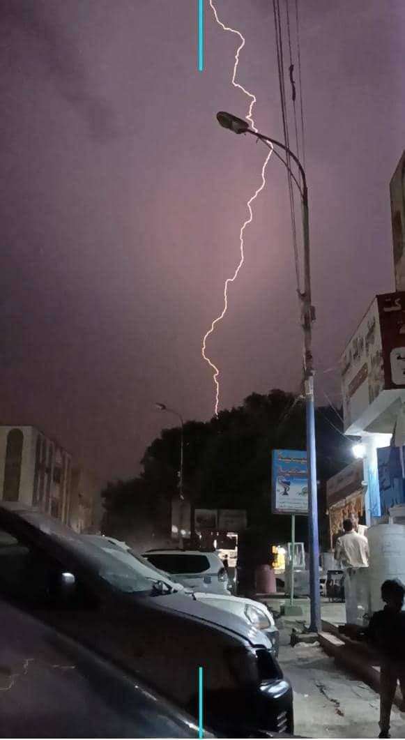 صواعق رعدية تضرب منازل وتقضي على شاب وامرأة وتصيب 4 أخريات