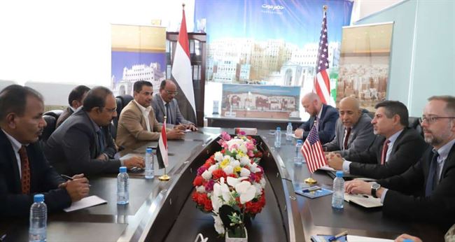 محافظ حضرموت يعقد جلسة مباحثات مع السفير الأميركي في سيئون