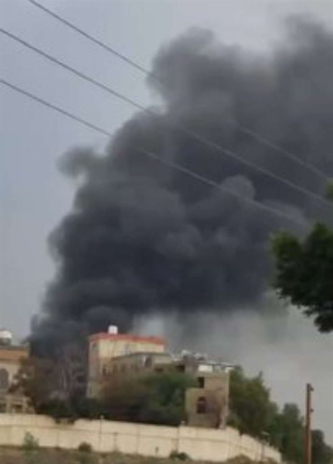 فيديوهات.. حريق هائل يلتهم أكبر مصانع صنعاء والدخان يتصاعد بين الأحياء