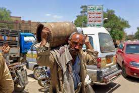عوائق مادية وخلافات سياسية تعمّق أزمة الوقود في مناطق الحوثيين
