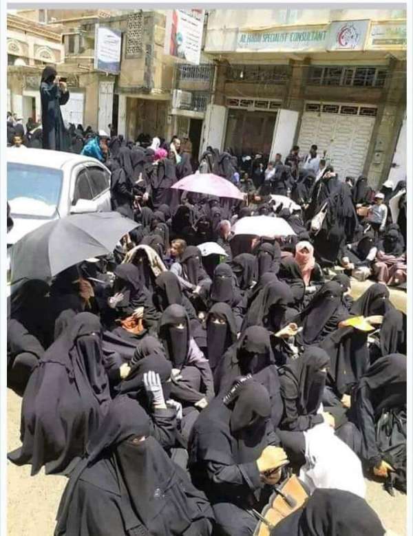 حشود نسائية تخرج ضد الحوثي وسط صنعاء والاخير يعتدي.. شاهد