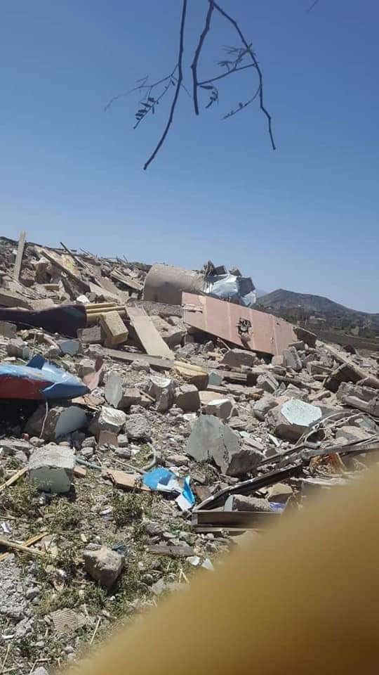 بعد قبائل مأرب.. شاهد: الحوثي يفجر منازل شقيقين أحدهما مغترب في أمريكا