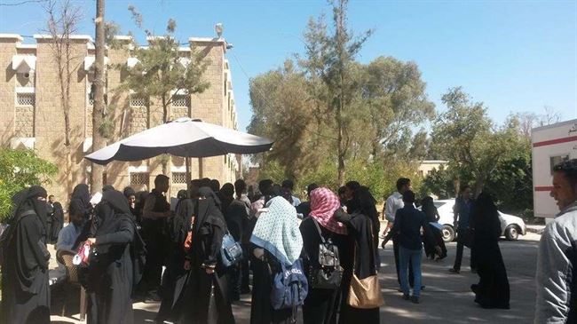 شاهد فيديو وسط صنعاء.. مسلحو الحوثي يعتدون على طالب جامعي بالخناجر أمام الطالبات