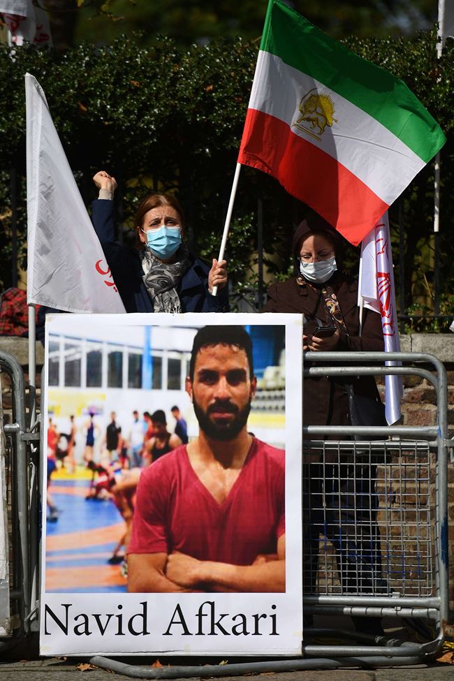 أعدموه على حين غرة.. صديق مقرب من المصارع الإيراني يكشف