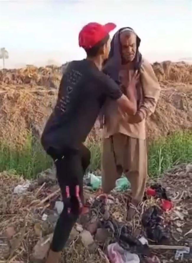 شاهد فيديو صادم: شابان يُلقيان مُسن في مصرف مياه وسط القمامة