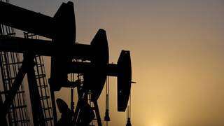 ارتفاع مخزونات النفط الخام في الولايات المتحدة مقابل هبوط حاد في البنزين