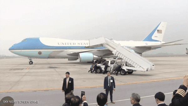 شاهد: اكتشاف "شي خطير" داخل طائرة الرئيس الأميركي