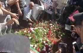 شاهد بالصور: جثمان الرئيس الجزائري السابق يوارى الثرى وتبون يتقدم الجنازة