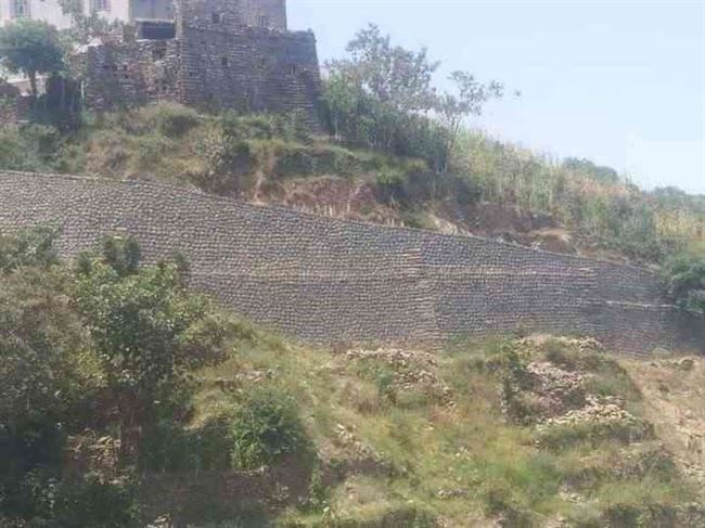 شاهد بالصور.. الانتهاء من بناء اطول جدار ساند في اليمن على نفقة الأهالي