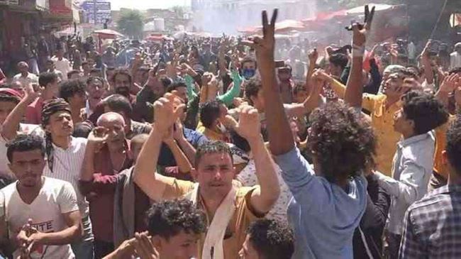 شاهد بالصور .. قائد محور تعز يقود شخصياً قمع الإحتجاجات الشعبية برغم إشتعال المواجهات مع الحوثيين بالاقروض