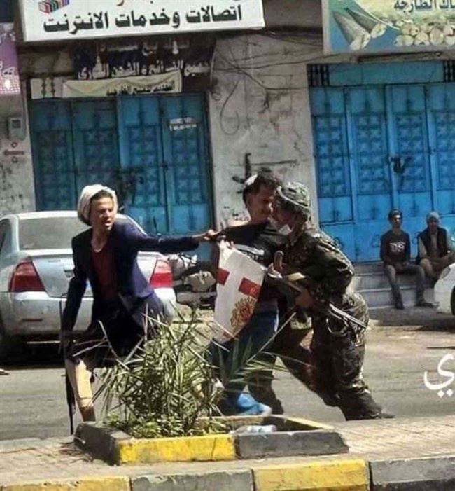 شاهد .. وحشية تعامل مسلحي حزب الإصلاح مع أحد المتظاهرين وسط شارع جمال بتعز