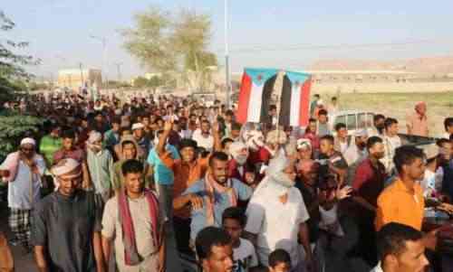 حشود ضخمة في قطن حضرموت تطالب بإخراج عناصر الإخوان من الأولى