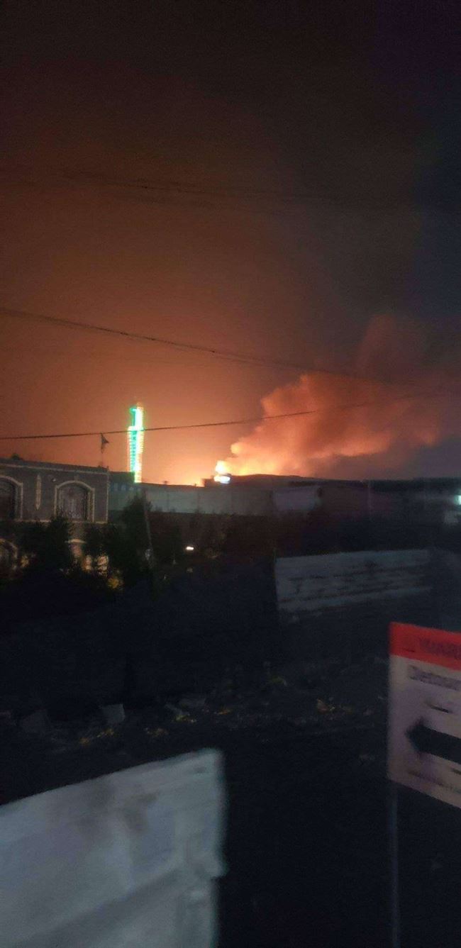 مستجدات انفجار صنعاء.. حريق مستمر وتحذير للسكان بالمغادرة فوراً من المنطقة المجاورة للخطر