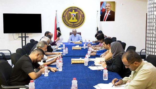 الانتقالي يحذر من محاولة تحويل المرتبات إلى بند المعونات والهبات