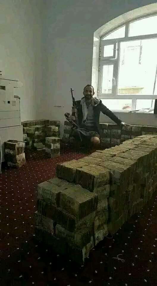 كشفهم تقرير حديث.. الحوثيون ينهبون أكثر من 3 تريليونات من ودائع العملاء في البنوك
