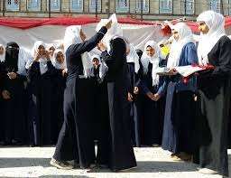 الحوثي يلزم المدارس ويستهدف الطالبات الرافضات للتعميم بإجراءات عقابية