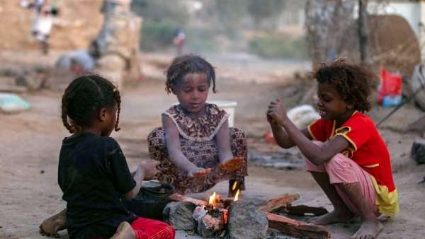 اليمنيون يقلصون عدد الوجبات بسبب الغلاء