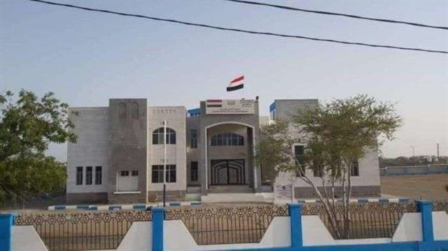 فضيحة مدوية لعاقل حاره بالمخا مع أجانب والسلطة تتخذ إجراءاتها ضده فوراً