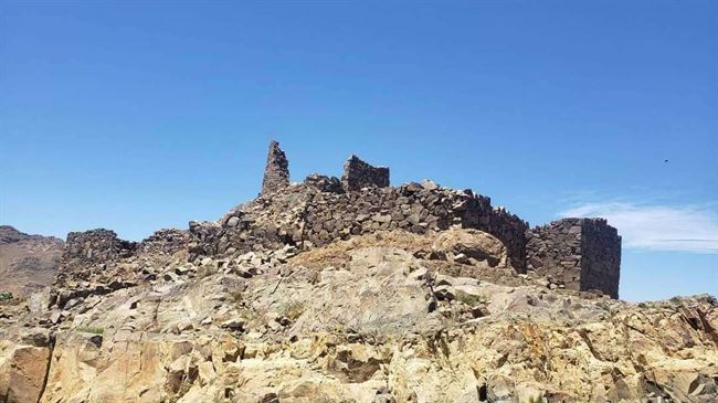 شاهد بالصور.. الحوثي ينسف حصن تاريخي جنوب صنعاء ويشيد أبراج اتصالات
