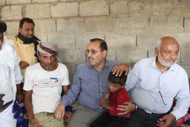 مسؤولون وعسكريون في الحديدة يزورون عائلات ضحايا الصواعق في حيس والخوخة