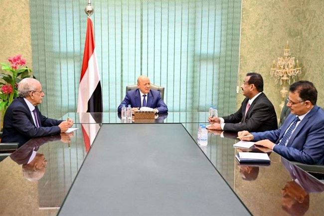 رئيس مجلس القيادة الرئاسي يشيد بجهود محافظ شبوة في تعزيز التنمية ومواجهة الحوثي والإرهاب