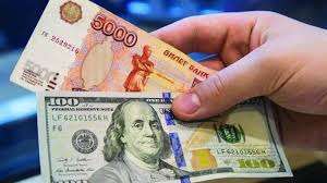 الروبل الروسي يقفز أمام الدولار لأعلى مستوياته منذ أغسطس