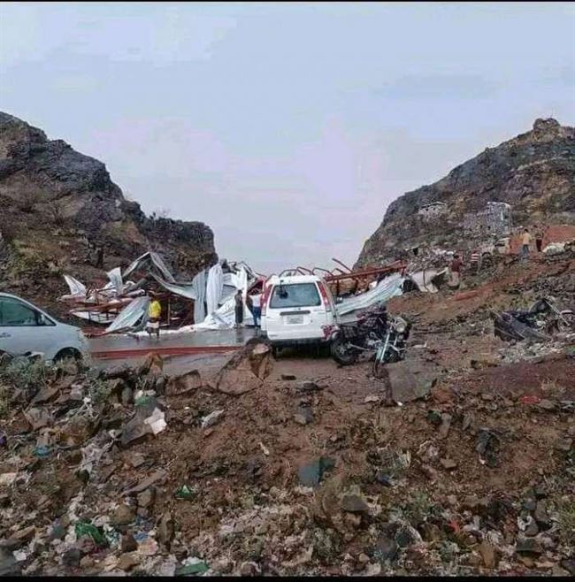 عاصفة شديدة تضرب لحج وعدن .. هدمت نقطة أمنية