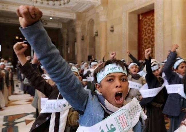 تطييف بقوة السلاح.. طلاب يضعون قيادي حوثي بارز بموقف صعب أمام جماعته
