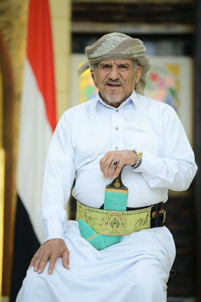 بينهم قريب صالح.. وفاة والد فنان يمني مشهور وأكثر من 10 آلاف يشاركونه حزنه