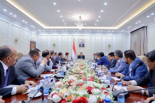 الحكومة تكشف موقفها من تحرك وفد عمان في صنعاء والرياض