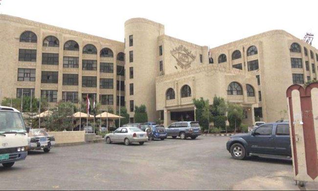 الحوثي يفصل 29 موظف في صنعاء خوفاً منهم.. الجماعة تخشى تسريبات خطيرة