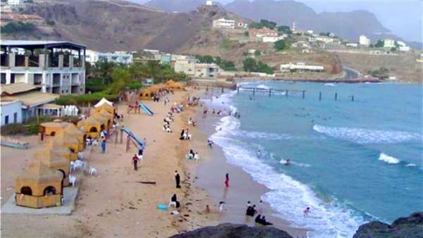 انتشال أثنين وفقدان ثلاث.. غرق شباب في ساحل البريقة غرب عدن